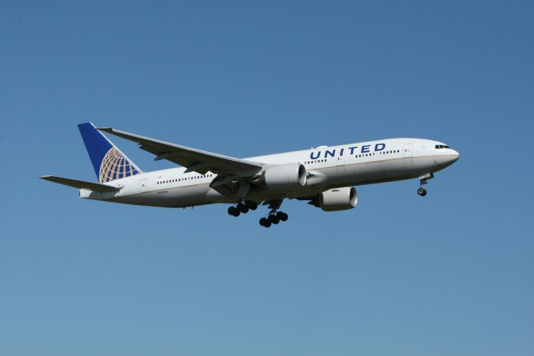 United Airlines Flight Disrupted by Shirtless Passenger’s Outburst